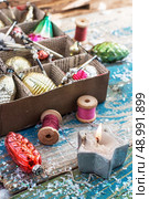 various outdated Christmas toys in a cardboard box. Стоковое фото, агентство Ingram Publishing / Фотобанк Лори