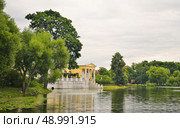 Tsaritsyn Pavilion at Olga’s pond, Petrodvorets (Peterhof, St. Petersburg, Russia), summer glory, mirror reflection. Стоковое фото, фотограф Елена  Попкова / Фотобанк Лори