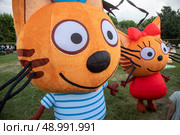 Большие ростовые фигуры персонажей мультфильма "Три кота" в парке Музеон в центре города Москвы, Россия. Редакционное фото, фотограф Николай Винокуров / Фотобанк Лори