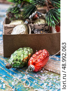 various outdated Christmas toys in a cardboard box. Стоковое фото, агентство Ingram Publishing / Фотобанк Лори