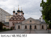 Москва. Храм Софии Премудрости Божией в Средних Садовниках. Внутренний двор. Редакционное фото, фотограф Литвяк Игорь / Фотобанк Лори