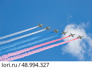 Самолёты в небе над Москвой на воздушной части Парада Победы  с дымным следом в цветах российского триколора. Редакционное фото, фотограф Литвяк Игорь / Фотобанк Лори