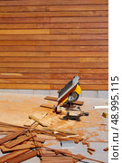 Ipe wood fence installation with carpenter table circular saw and sawdust. Стоковое фото, агентство Ingram Publishing / Фотобанк Лори