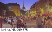 Saint-Petersburg, Russia - Jun 23 2022, 4k, crowd of tourists walk in the center of St. Petersburg on white nights overlooking the Admiralty, Saint-Petersburg, Russia. Редакционное видео, видеограф Сергей Богомяко / Фотобанк Лори