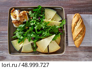 Arugula mediterranean salad with goat cheese honey and nuts. Стоковое фото, агентство Ingram Publishing / Фотобанк Лори