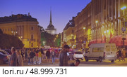 Saint-Petersburg, Russia - Jun 23 2022, 4k, crowd of tourists walk in the center of St. Petersburg on white nights overlooking the Admiralty, Saint-Petersburg, Russia. Стоковое видео, видеограф Сергей Богомяко / Фотобанк Лори
