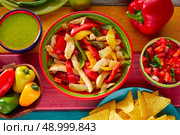 Chicken fajitas with mexican food guacamole pico de gallo chili peppers sauce and nachos. Стоковое фото, агентство Ingram Publishing / Фотобанк Лори