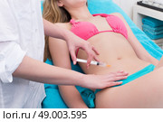 Woman getting anticellulite and anti fat therapy in beauty salon. Стоковое фото, агентство Ingram Publishing / Фотобанк Лори