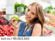 Blonde woman shopping organic veggies and fruits. Стоковое фото, агентство Ingram Publishing / Фотобанк Лори