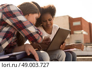 Multi-Ethnic group of students with laptop in campus - Soft sunset Light. Стоковое фото, агентство Ingram Publishing / Фотобанк Лори