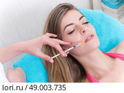Woman getting anticellulite and anti fat therapy in beauty salon. Стоковое фото, агентство Ingram Publishing / Фотобанк Лори