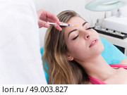 Woman getting anticellulite and anti fat therapy in beauty salon. Стоковое фото, агентство Ingram Publishing / Фотобанк Лори