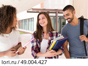 Group of students walking in University Campus. Стоковое фото, агентство Ingram Publishing / Фотобанк Лори