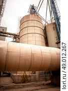 Industrial silos in a old rusty inviroment. Стоковое фото, агентство Ingram Publishing / Фотобанк Лори