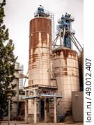 Industrial silos in a old rusty inviroment. Стоковое фото, агентство Ingram Publishing / Фотобанк Лори