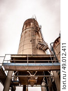 Industrial silos in a old rusty inviroment. Стоковое фото, агентство Ingram Publishing / Фотобанк Лори