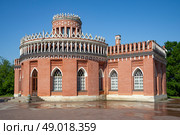 Старое здание Третьего Кавалерского корпуса. Территория музея-заповедника Царицыно, Москва. Редакционное фото, фотограф Анна Карасева / Фотобанк Лори