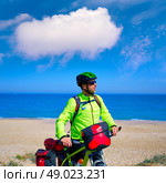 cycling tourist MTB cyclist in Mediterranean beach with paniers and saddlebag. Стоковое фото, агентство Ingram Publishing / Фотобанк Лори