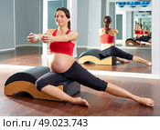 pregnant woman pilates side stretchs exercise with Wave corrector. Стоковое фото, агентство Ingram Publishing / Фотобанк Лори