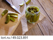 bottled pickles cucumbers in vintage wooden table. Стоковое фото, агентство Ingram Publishing / Фотобанк Лори