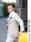 Stylish young man posing near sport car. Стоковое фото, агентство Ingram Publishing / Фотобанк Лори