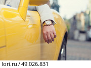 Closeup of man hand with golden watch in car. Стоковое фото, агентство Ingram Publishing / Фотобанк Лори