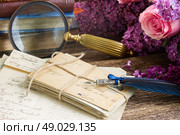 feather pen . old postage with fresh flowers  and blue  feather pen. Стоковое фото, агентство Ingram Publishing / Фотобанк Лори