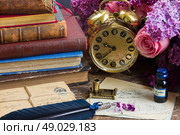 antique alarm clock, pile of mail with blue quill  pen and flowers. Стоковое фото, агентство Ingram Publishing / Фотобанк Лори