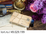 antique  clock with pile of mail. antique alarm clock with pile of mail and flowers. Стоковое фото, агентство Ingram Publishing / Фотобанк Лори