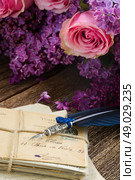 feather pen . old pastage with flowers  and blue  feather pen. Стоковое фото, агентство Ingram Publishing / Фотобанк Лори