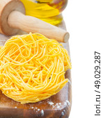 Tonarelli raw pasta. Tonarelli homemade  raw pasta  isolated on white background. Стоковое фото, агентство Ingram Publishing / Фотобанк Лори
