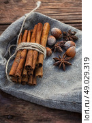 spice blend. Bunch of cinnamon sticks and star anise on sackcloth in vintage style. Стоковое фото, агентство Ingram Publishing / Фотобанк Лори