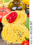 Tonarelli raw pasta. Tonarelli  raw pasta with  pepper and fresh basilic. Стоковое фото, агентство Ingram Publishing / Фотобанк Лори