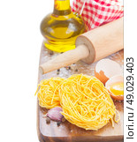 Tonarelli raw pasta. Tonarelli  raw pasta with  olive oil isolated on white background. Стоковое фото, агентство Ingram Publishing / Фотобанк Лори