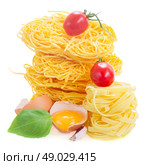 Tonarelli and  tagliatelle raw pasta. Tonarelli and  tagliatelle raw pasta with egg and tomato isolated on white background. Стоковое фото, агентство Ingram Publishing / Фотобанк Лори
