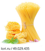 Spaghetti, tonarelli and  tagliatelle  pasta with basil leaves  on white background. Стоковое фото, агентство Ingram Publishing / Фотобанк Лори