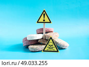 Предупреждение об опасности постоянного употребления в пищу полуфабрикатов и фаст-фуда. Полуфабрикаты и предупреждающие знаки. Стоковое фото, фотограф Лозовая Людмила / Фотобанк Лори