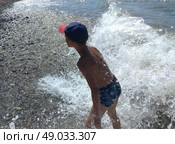 Мальчик на берегу моря. Стоковое фото, фотограф Сабурский Максим / Фотобанк Лори