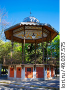 Burgos paseo espolon park templete in Castilla Spain. Стоковое фото, агентство Ingram Publishing / Фотобанк Лори