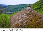 O Cebreiro by the way of Saint James in Galicia Palloza traditional celtic hut. Стоковое фото, агентство Ingram Publishing / Фотобанк Лори