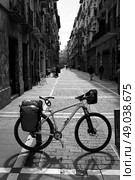Way of Saint James biking  in Pamplona Calle Mayor street Spain. Стоковое фото, агентство Ingram Publishing / Фотобанк Лори