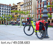 Pamplona Plaza del Castillo Square in Way of Saint James biking. Стоковое фото, агентство Ingram Publishing / Фотобанк Лори