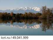 Caniou and autumnal colour reflected in a still lake. Стоковое фото, агентство Ingram Publishing / Фотобанк Лори