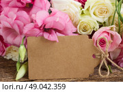 pink and white flowers. bunch of pink and white fresh roses and eustoma flowers  with empty paper note. Стоковое фото, агентство Ingram Publishing / Фотобанк Лори