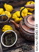 Copper kettle brewing and quinces. Стоковое фото, агентство Ingram Publishing / Фотобанк Лори