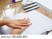 woman hands with nails before treatment on white towel in salon. Стоковое фото, агентство Ingram Publishing / Фотобанк Лори