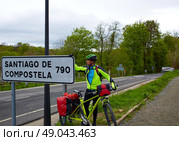 Roncesvalles begin of Way of Sain James biking sign of 790 km to Santiago. Стоковое фото, агентство Ingram Publishing / Фотобанк Лори