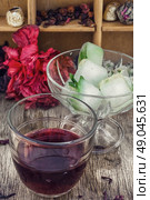 Tea from Sudanese rose. Medicinal tea  decoction of hibiscus tea in stylish cups. Стоковое фото, агентство Ingram Publishing / Фотобанк Лори