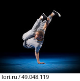 Breakdancer training on dark background. Стоковое фото, агентство Ingram Publishing / Фотобанк Лори