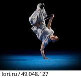 Breakdancer training on dark background. Стоковое фото, агентство Ingram Publishing / Фотобанк Лори